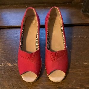 Tom's women's red wedge shoe
